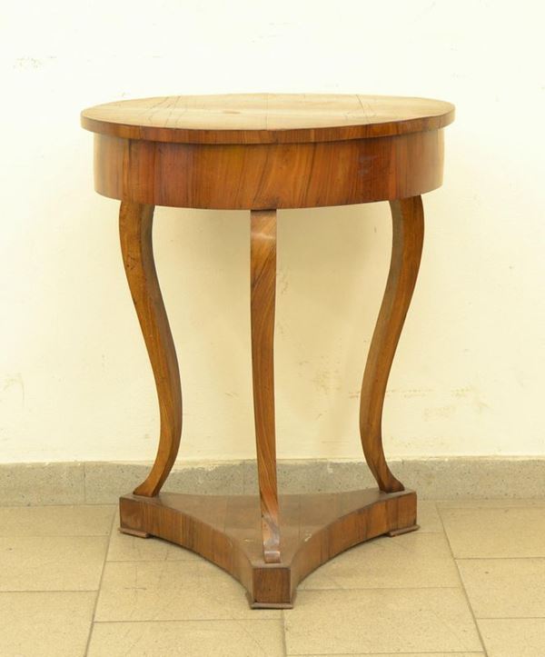  Tavolino, Toscana, sec. XIX,  in noce, piano circolare, 