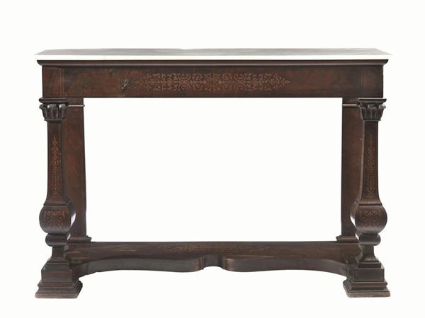 Console, Sicilia, prima metÃ  sec. XIX, periodo Carlo X,  in mogano intarsiato in acero,  piano rettangolare in marmo  bianco, non pertinente, fascia decorata a volute vegetali intarsiate, sostegni anteriori modellati a balaustro quadrangolare decorato in maniera analoga, sottopiano sagomato, piedi a plinto, cm 134x50x92,  piccoli danni  