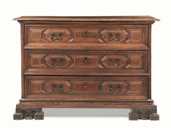  Cassettone, Veneto, metÃ  sec. XVII , in noce a patina bionda filettato in bosso, piano rettangolare con becco di civetta, tre cassetti decorati con formelle lobate, base modanata, piedi a doppia voluta, cm 143x61x102