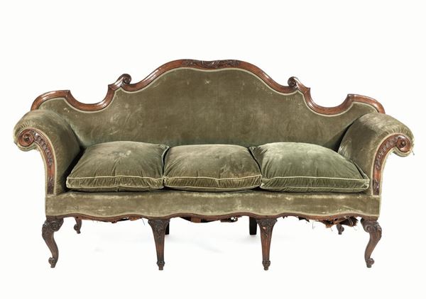  Divano, Lombardia, metÃ  sec. XVIII,  in noce intagliato a patina scura, spalliera sagomata centrata da motivo a rocaille tra volute, braccioli a ventaglio, gambe mosse su piedi a ricciolo, ricoperto in velluto verde, lungh. cm 228,  piccoli danni 