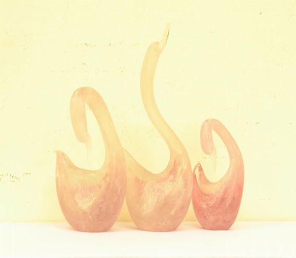  Tre cigni, sec. XX,  in vetro di murano rosa,
