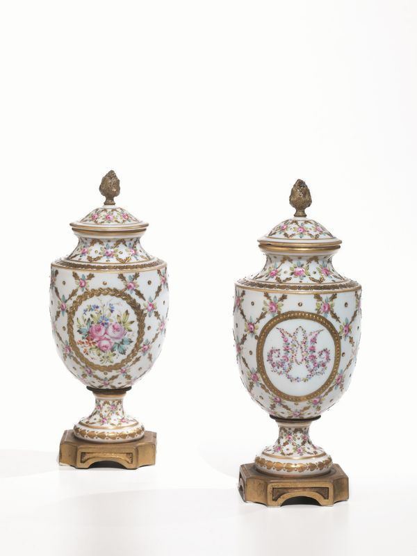   COPPIA DI VASETTI CON COPERCHIO, S&egrave;VRES, 1846 