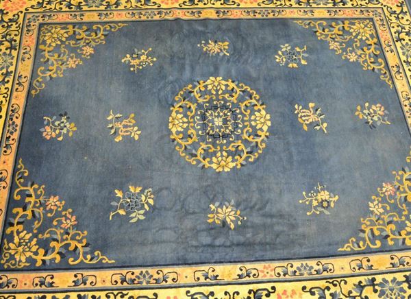  Tappeto, Cina, sec. XX,  fondo blu con medaglione 