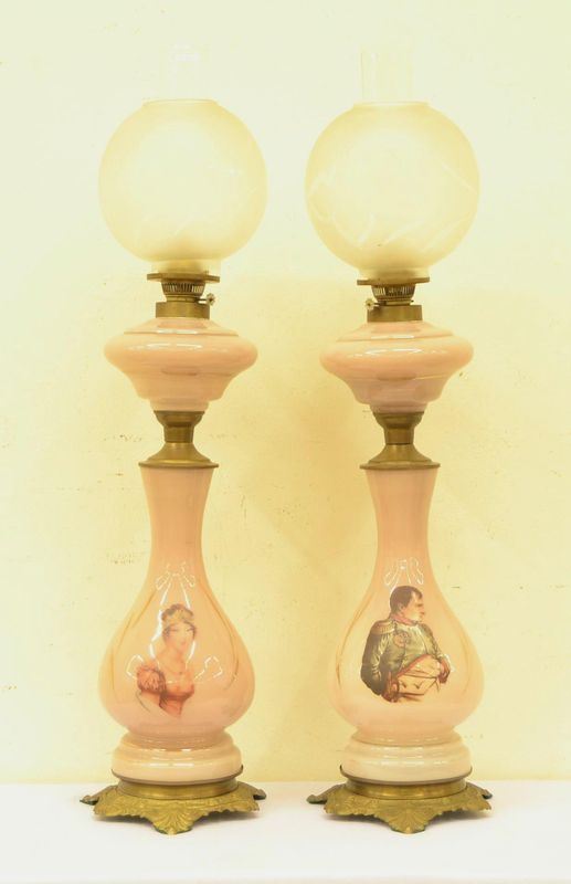  Due lumi a petrolio, Francia, fine sec. XIX,  fusto in vetro rosa decorato e   - Asta Antiquariato, collezionismo e gioielli - Poggio Bracciolini Casa d'Aste