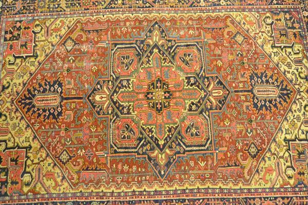  Tappeto caucasico, inizi sec. XX,  fondo rosso a   - Asta Antiquariato, collezionismo e gioielli - Poggio Bracciolini Casa d'Aste