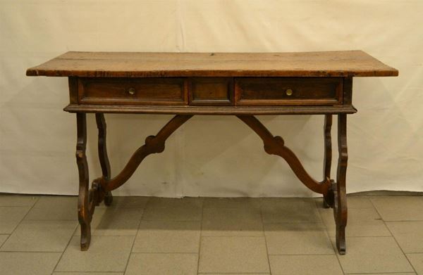   Scrivania, in stile '700,  in noce, a due cassetti, 