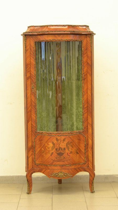   Angoliera, in stile francese del '700,  in legno dolce decorato a motivi floreali, 