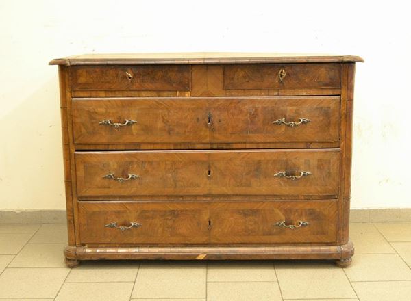  Cassettone, Toscana, sec. XVIII,  in noce, a quattro cassetti,