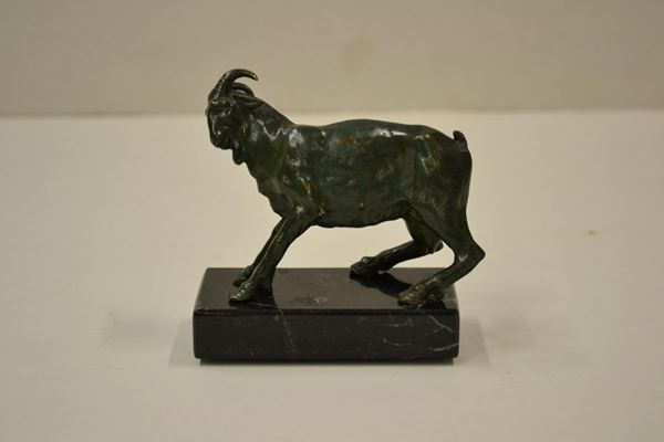  Scultura, sec. XX,  in bronzo a patina verde rame, modellata come un caprone, cm 9x11, su base in marmo