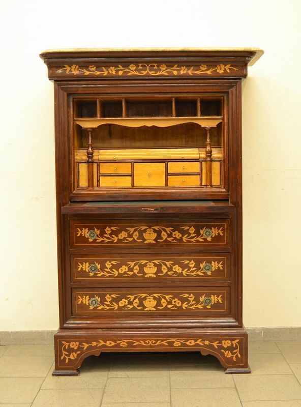  Segretaire, in stile francese del 700,  in mogano decorato a motivi floreali,
