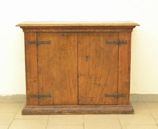  Credenza, in stile 700,  in pioppo, a due sportelli, base a 