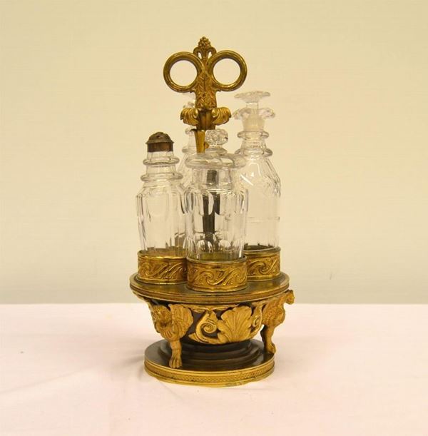  Porta ampolle, sec. XIX in bronzo dorato   - Asta Antiquariato, collezionismo e gioielli - Poggio Bracciolini Casa d'Aste