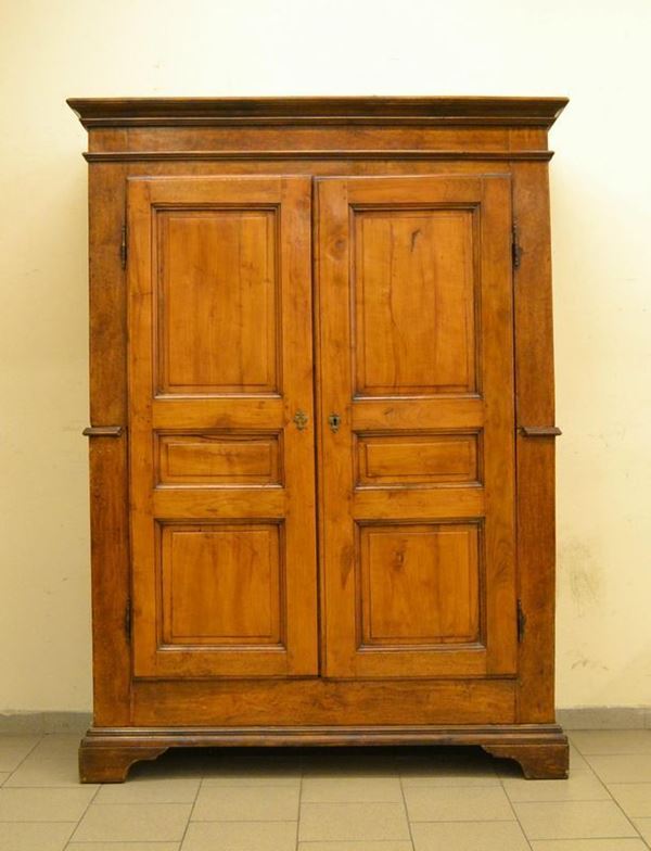  Armadio, Toscana, sec. XVIII,  in noce, a due sportelli,