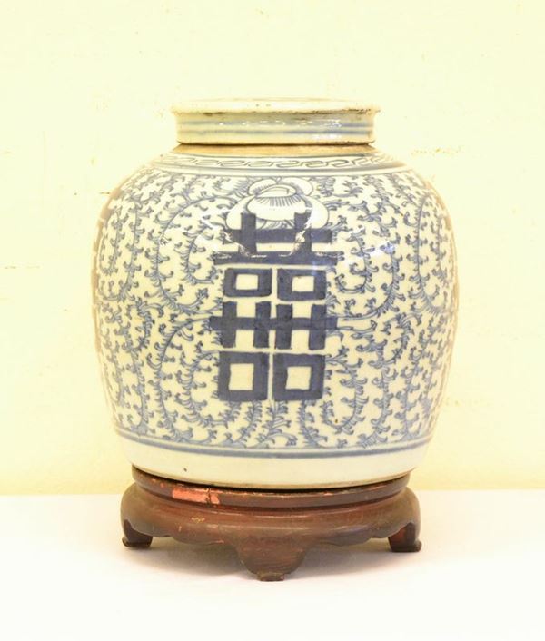  Vaso, Cina, sec. XIX,  in ceramica decorata e dipinta  - Asta Antiquariato, collezionismo e gioielli - Poggio Bracciolini Casa d'Aste