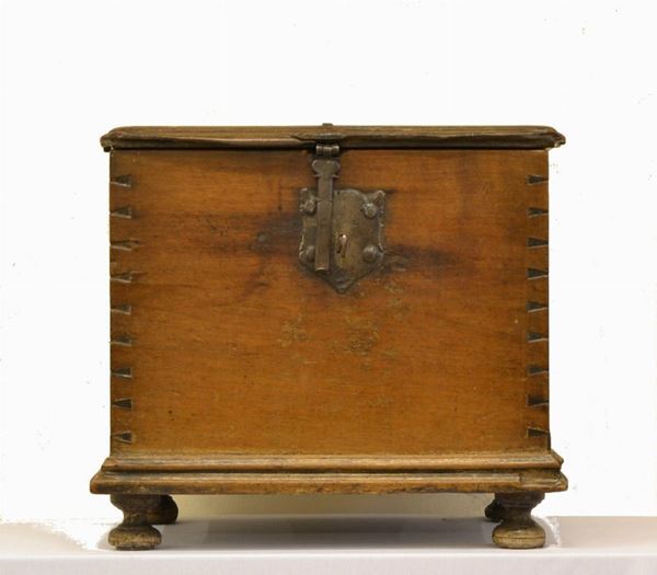  Piccolo forziere, Spagna, sec. XVIII,  in noce, 