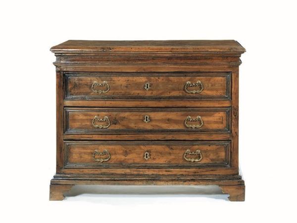  Cassettone, Italia centrale, sec. XVII,  in noce e radica, piano rettangolare con becco di civetta, tre cassetti sformellati, base modanata, piedi a mensola, cm 122x63x98,  alcuni restauri 