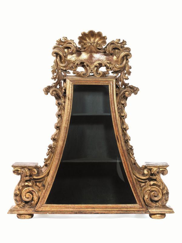  Teca, Roma, prima metÃ  sec. XVIII,  in legno intagliato e dorato sormontata da volute di foglie e conchiglia, uno sportello a vetri, tre ripiani interni e due pianetti porta vaso impostati lateralmente, base modanata, piedi a cipolla, cm 118x22x133