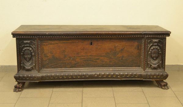  Cassapanca, Lombardia, sec. XVII,  in noce intagliato, 