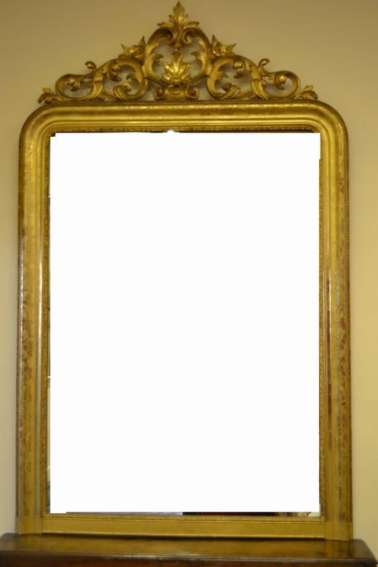  Specchiera, Toscana, fine sec. XIX , in legno intagliato e dorato, cornice rettangolare con angoli superiori stondati, bordo esterno a cordonetto, fascia bulinata con motivo a foglie, cm 152x116, completa di cimasa traforata  a volute non pertinente, alt. cm 35