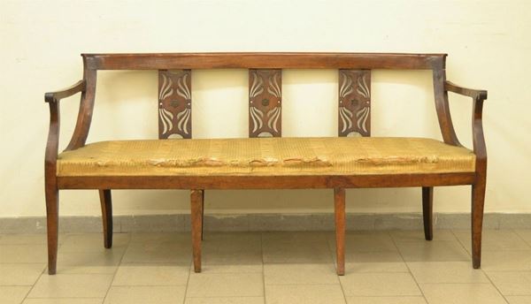  Divano, periodo Direttorio, sec. XIX,  in noce, spalliere a fasce traforate, 