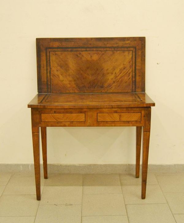 Tavolo da gioco, Toscana, sec. XVIII , in noce filettato, piano a ribalta girevole, gambe troncopiramidali, cm 84x42x73, sottopiano non pertinente