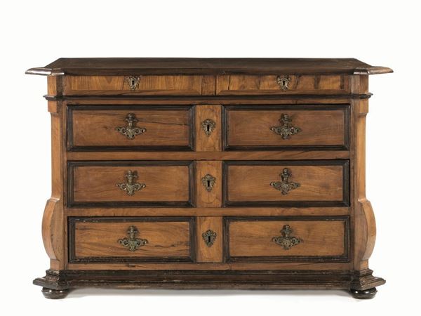  Cassettone, Toscana, inizi sec. XVIII,  in noce a patina bionda, filettato in bosso e con profili ebanizzati, piano rettangolare con becco di civetta e angoli scantonati, due cassetti appaiati nella fascia e tre sottostanti inquadrati tra lesene in forma di mensole, base modanata, piedi a cipolla, cm 152x77x97                                                                           