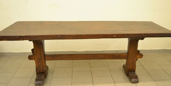 Tavolo rettangolare sec. XX in castagno, gambe a colonna e traversa ,cm 218x71x78