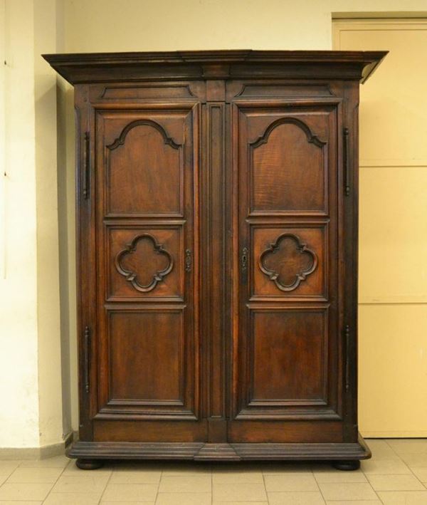 Armadio, Piemonte, sec. XVIII, in noce,due sportelli sformellati, piedi a cipolla,cm 196x72x250