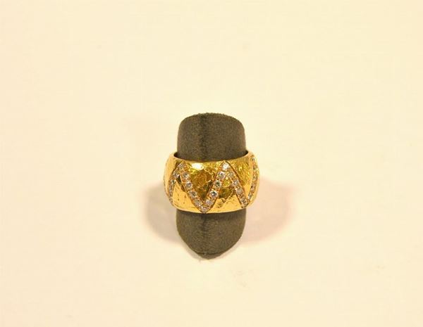 Anello in oro giallo e diamanti   - Asta Gioielli, argenti, modernariato, mobili e dipinti - Poggio Bracciolini Casa d'Aste