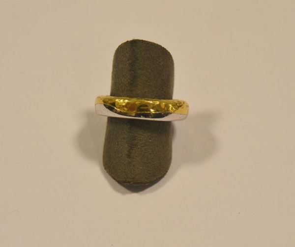  Anello in oro giallo e oro bianco 