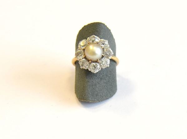  Anello in oro bianco, oro giallo, diamanti  e perla 