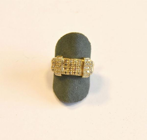  Anello in oro giallo, 9 kt e diamanti 