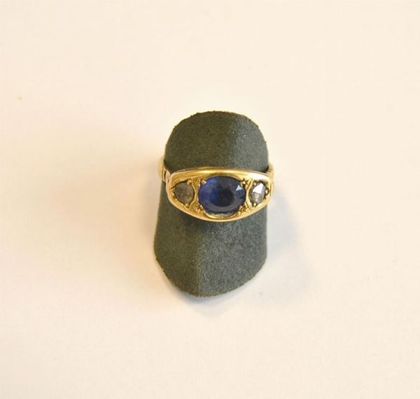  Anello in oro giallo , zaffiro e diamanti 