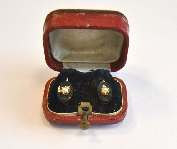  Paio di orecchini , inizi sec. XX , in oro, onice e perle 