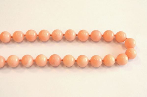  Collana in corallo  realizzata ad una fila di sfere di corallo rosa, diam. mm 10,lunghezza cm 72, con fermatura in oro giallo , g 90                                  