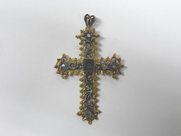 CROCE PENDENTE IN ARGENTO, ORO GIALLO A BASSO TITOLO, SMERALDO E DIAMANTI al centro uno smeraldo rettangolare profilato in oro giallo a cordonetto, croce in argento lavorato entro cornice in oro giallo a basso titolo interamente lavorato, alle quattro estremitâ”œÃ¡ sono presenti schegge di diamante, g 1
