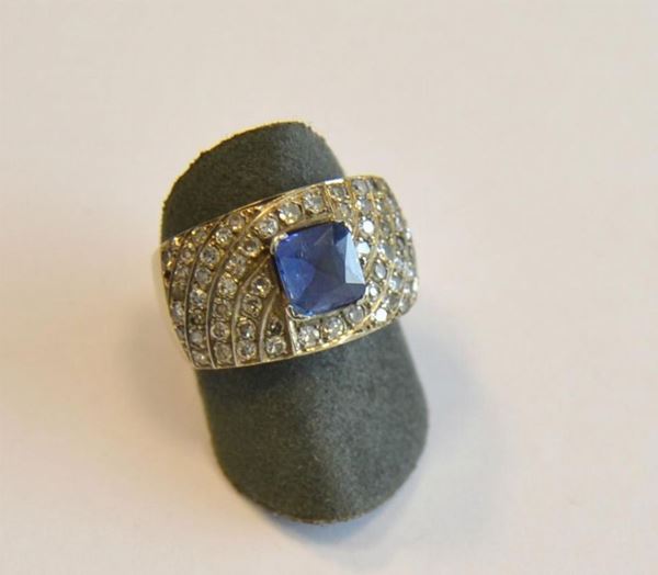  Anello in oro bianco, diamanti e zaffiro 