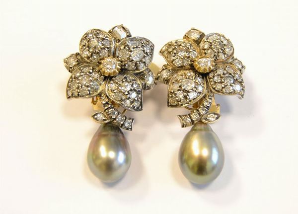  Paio di orecchini in oro e argento,diamanti e perle 