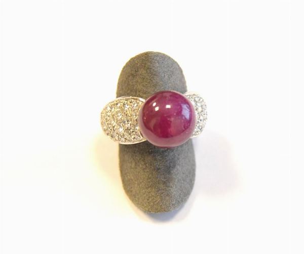 Anello in oro bianco, diamanti e rubino                           