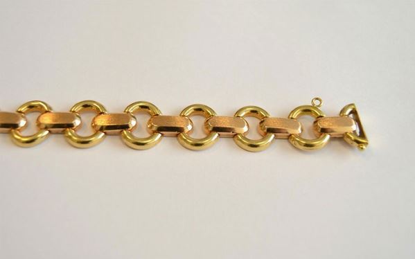   Bracciale in oro giallo  realizzato a maglie ovali , intercalate con elementi rettangolari satinati, g 27,6                                                                   