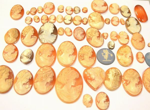   Gr 146 di cammei  varie misure                                                - Asta Gioielli, argenti, modernariato, mobili e dipinti - Poggio Bracciolini Casa d'Aste
