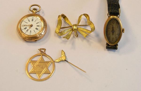   Orologio da taschino in oro  doppia cassa insisa , g 15,5 (difetti)   Spilla in oro giallo  modellata a fiocco , g 4,9   Ciondolo in oro giallo  con stella di David , g 2,7   Orologio per signora in oro giallo   cassa ovale , cinturino pelle   Spilla in metallo giallo  con stella di David e ali (5) 