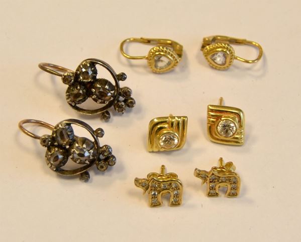   Paio di orecchini in oro giallo  con pietre a forma di cuore   Paio di orecchini in oro giallo  con pietre bianche   Paio di orecchini in oro giallo  modellati a forma di elefante , decorato con brillanti  Complessivi g. 6,6   Paio di orecchini in oro  a basso titolo, argento e diamanti  ciascuno a forma di cuore ,decorato con rose di diamante, g 7,2 (4) 