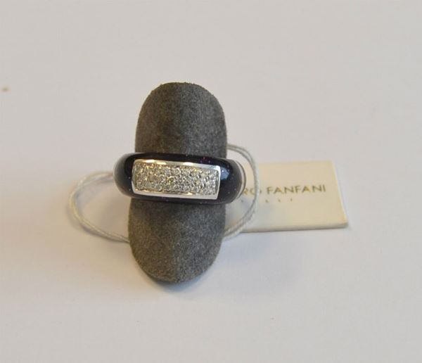   Anello in oro bianco, diamanti e smalto  al centro ,pavÃ¨ di brillanti per ct. 0,26 , marcato Alessandro Fanfani, g 7,5 