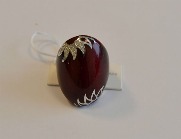   Anello in oro bianco, diamanti e smalto  realizzato a fascia bombato, decorata con brillanti , per ct 0,14 ,   marcato Alessandro Fanfani, g 24,5 