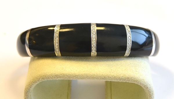   Bracciale in oro bianco, argento ,diamanti e smalto  di forma ovale, rigido. decorato con tre linee di brillanti per ct 0,44,  marcato Alessandro Fanfani, g 73 