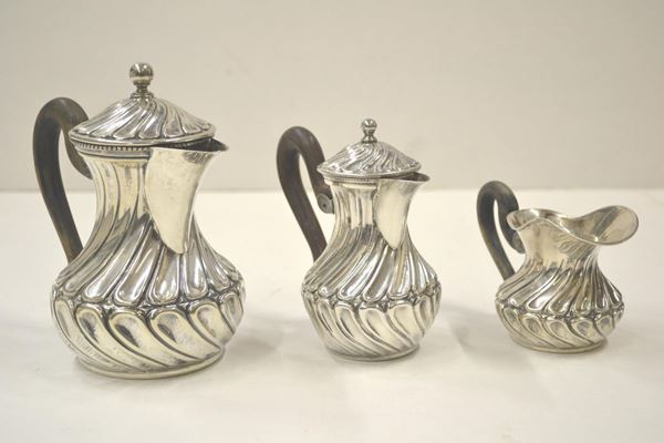  Servito da caffÃ¨ anni 1940 circa, in argento sbalzato composto di           