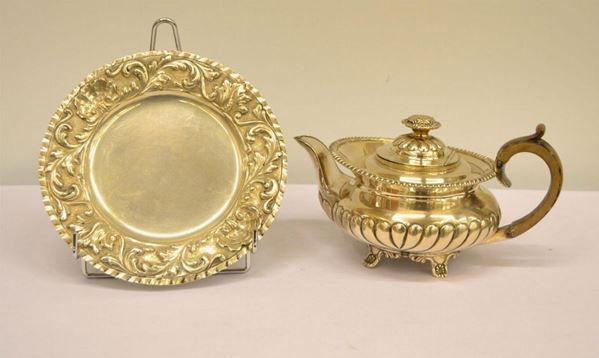   Piatto , sec XX , in argento&nbsp; con tesa sagomata decorata a sbalzo con racemi vegetali a volute, centrate da due foglie d'acanto e due conchiglie, diam. cm 22,5, g 242     