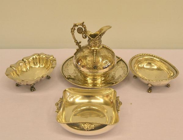   Brocca e piatto  in argento inciso   Tre vaschette in argento  di forme varie, complessivi g 700 (5)                                                      