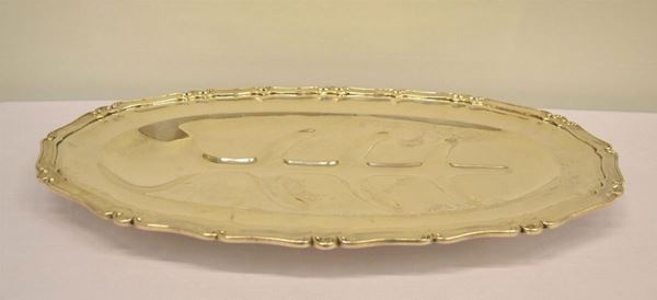   Vassoio per arrosti , sec. XX , in argento  di forma ovale bordo sagomato con volute, cm 52x31, g 1570                 